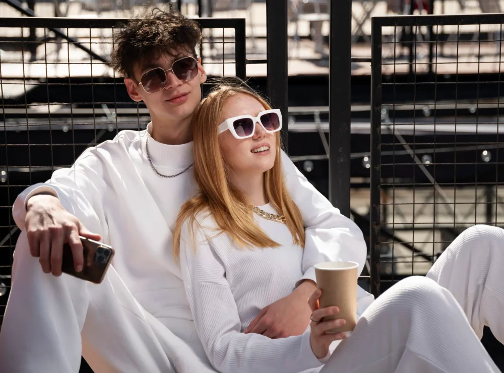 jeunes-s-amusant-a-la-fete-blanche-scaled